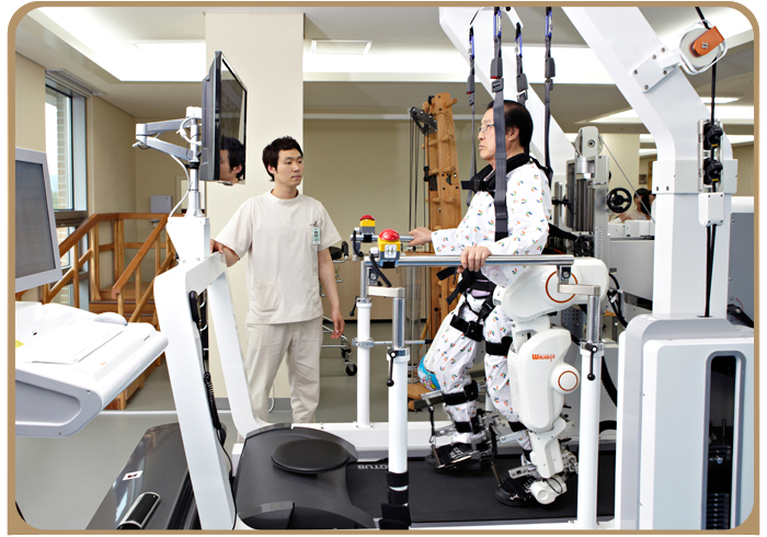 로봇보조 정형용운동장치로 보행 치료 중인 환자의 모습